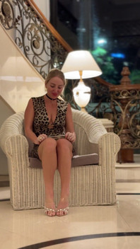 Queen with No Panties