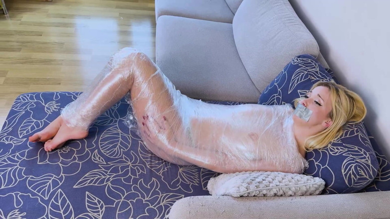 Latina Fetish: Lil Missy Mumified v cling filmu a pásku (hd +bts)