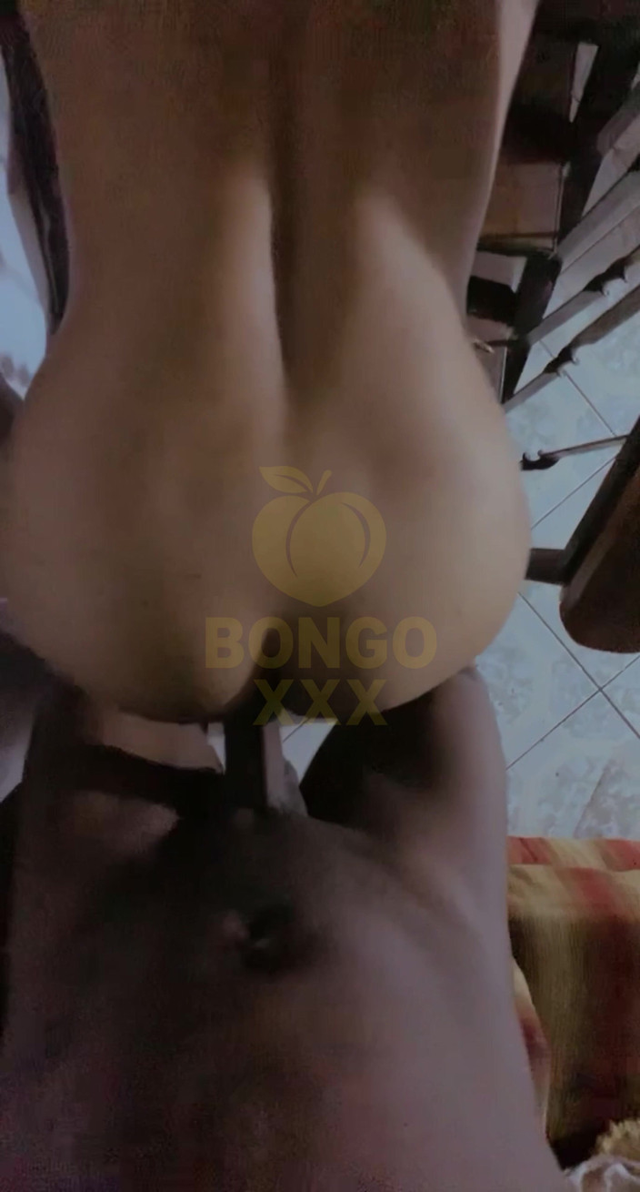 BongoXXX: 她很喜欢：在楼梯上操她