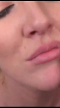 Diese blonde MILF verführt einen jungen typ mit seinem großen, harten schwanz und wird wie eine nymphomanin gefickt