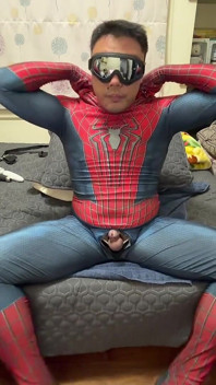 Fat Spider melukis dengan melukis di tengah merah