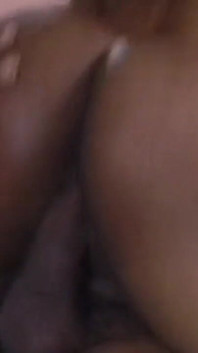 Matură sexy negresă cu forme călărește o pulă groasă sălbatic