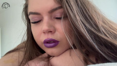 Your fantasy studio: Prdy zblízka s fialovou rtěnkou