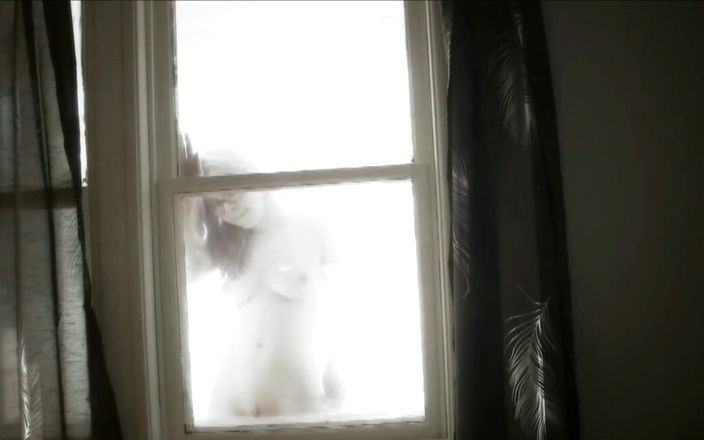 Kira Burn: 窓舐めフェチ - Kira Burn