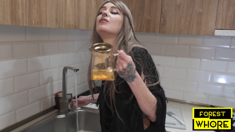 Forest-Whore: Memasak Makan Malam Percutian Sesat