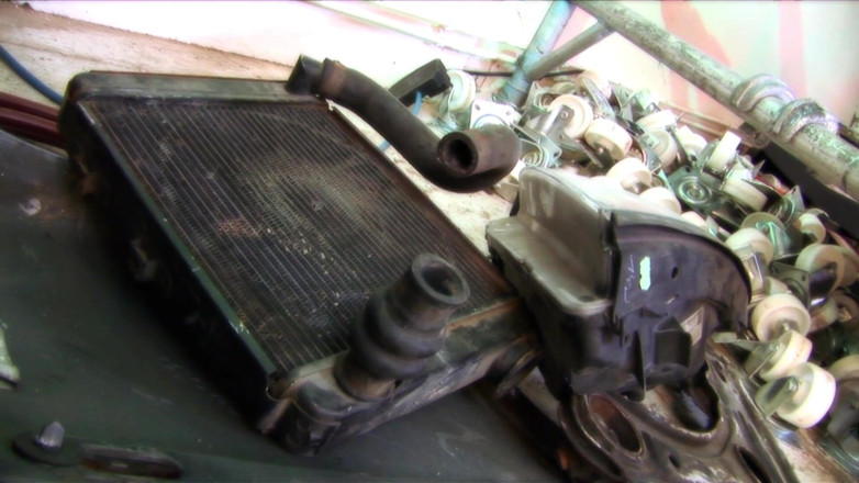 2 Girls 1 Guy: Stacey Saran's car needs a service but instead she got...