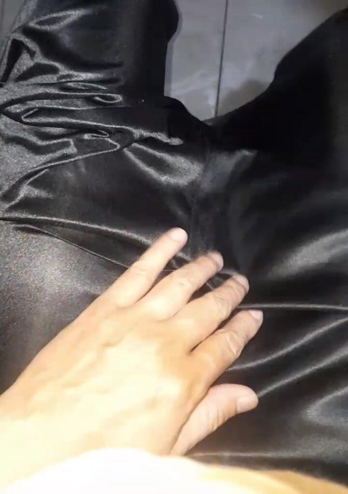 Naomisinka: Masturbuje v saténových hedvábných šatech zpěvačky