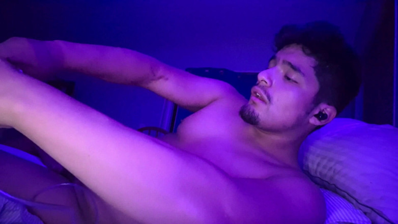 NakyJoss: Je branle ma bite non circoncise en me gonflant le...