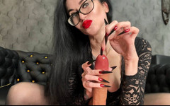 Julia domaina: Unghii lungi negre fierbinți, gheare ascuțite și salivă jucăușă a mâinilor