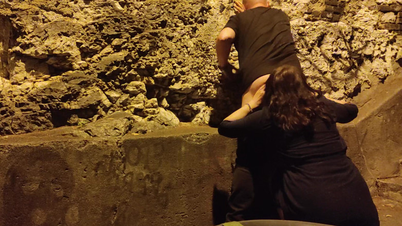 Toilet Mommy: Het Hete Meisje Proeft De Kont Van De Man