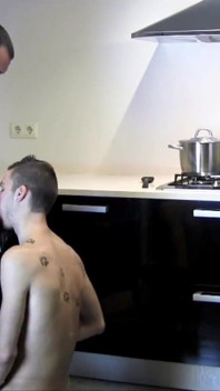 Der Vater meiner Freundin fickt mich beim Kochen