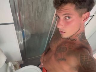 BoyGym: Boygym kaslı banyomda işiyor