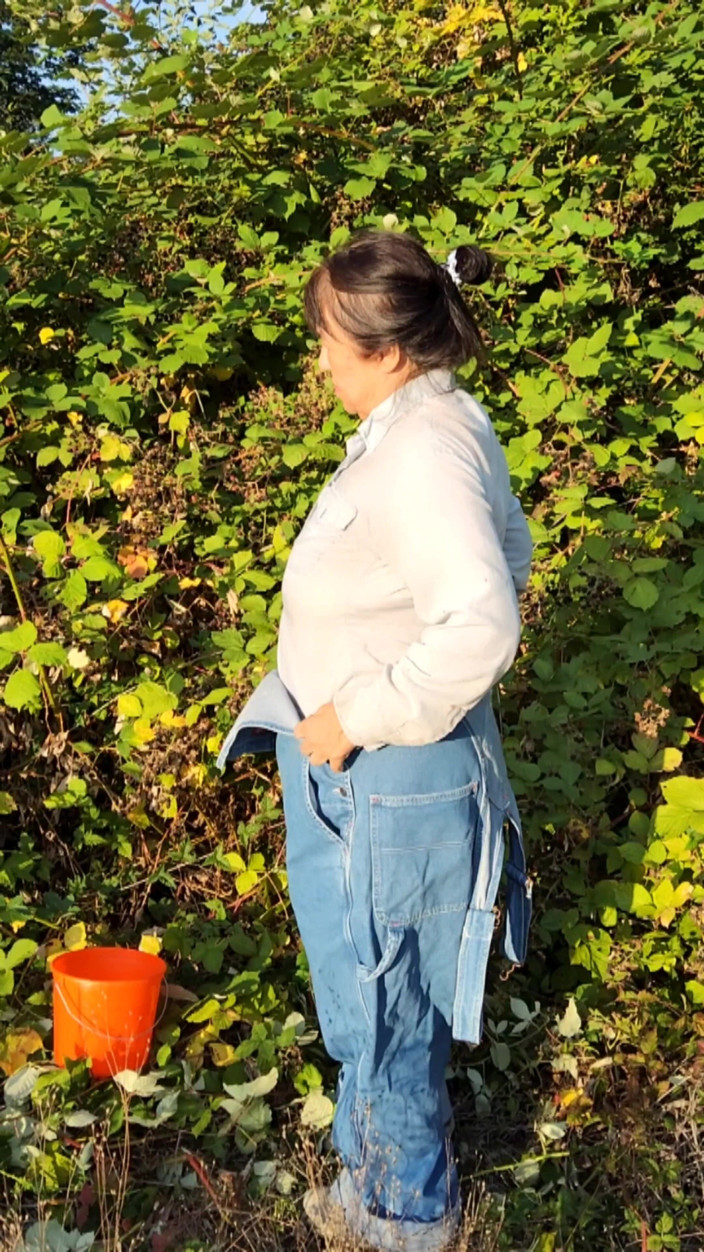 Zilah Luz: Brombeeren auswählen, dann musste ich pinkeln!!