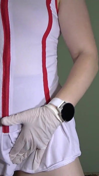 Roboter-krankenschwester aktiviert und masturbiert in medizinischen Handschuhen