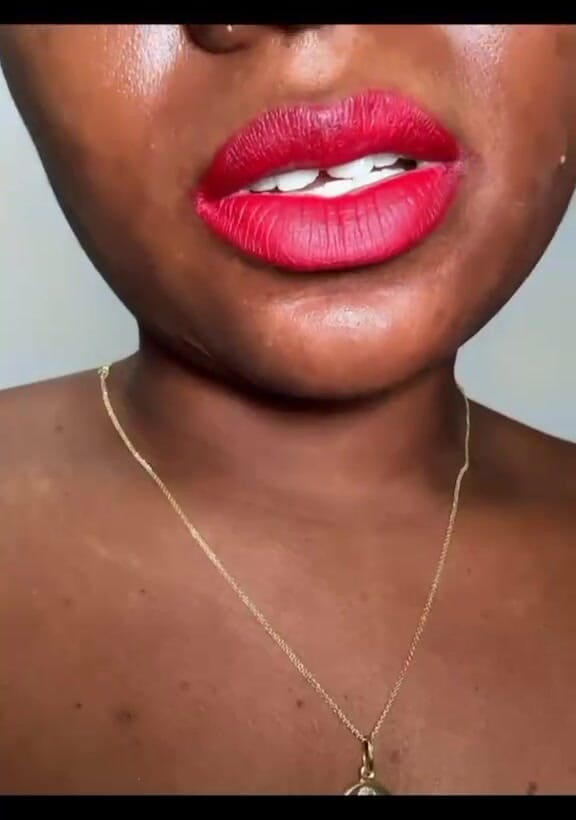 African Fart Queen: महंगी चमड़े की पैंट में कस्टम पादने का वीडियो