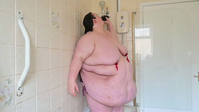 SSBBWLadyBrads: Zeița grasă din buric la duș Tassles