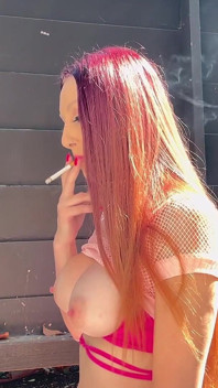 Merokok rokok dan menunjukkan buah dada saya yang berair