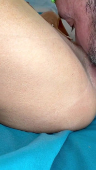 MILF Mandy Monroe pega praia local de férias