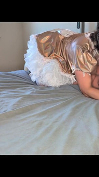 Sissy-zimmermädchen in selbstbondage spielt mit ihrer sexpuppe
