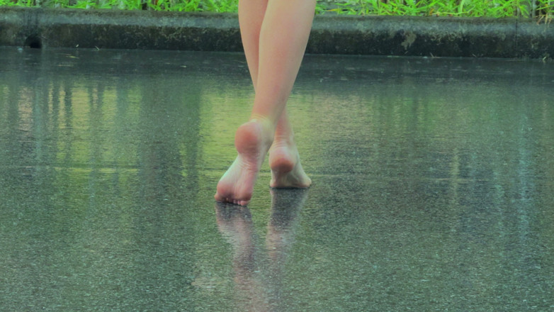 WildLonelyFlower: Bare Legs in the Rain