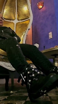 Misress Monika Smith ezici tükürük besliyor leathergloves'te sözlü aşağılama