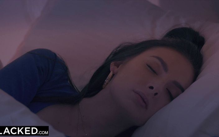 Blacked: Blacked model götünde büyük zenci yarağının olmasına bayılıyor