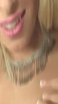Sesi solo tante semok rambut pirang lagi asik fingering memek beceknya