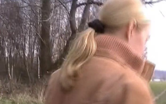 Enjoy German porn: Alman sarışın bebek göl kıyısında seks yaptıktan sonra dölle püskürtülür
