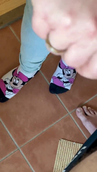 Branlette dans la salle de bain, beaux pieds