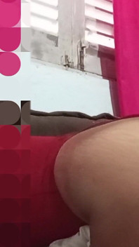 Con el ano abierto, la chica MILF se la vierte para correrse pronto y terminar con ello