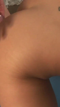 Une belle brune se fait éjaculer sur son gros cul