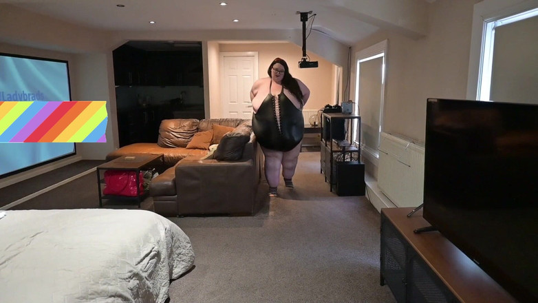 SSBBWLadyBrads: Dea ssbbw in abito di pelle stretto a passeggio