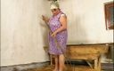 Big Tits World: 胖农民女人在谷仓里被一个饥渴的家伙操