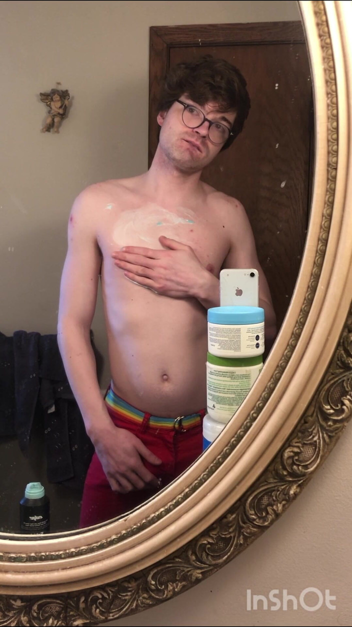 Niko Springs: Mencukur tubuhku yang seksi dan memamerkan tubuhku yang seksi