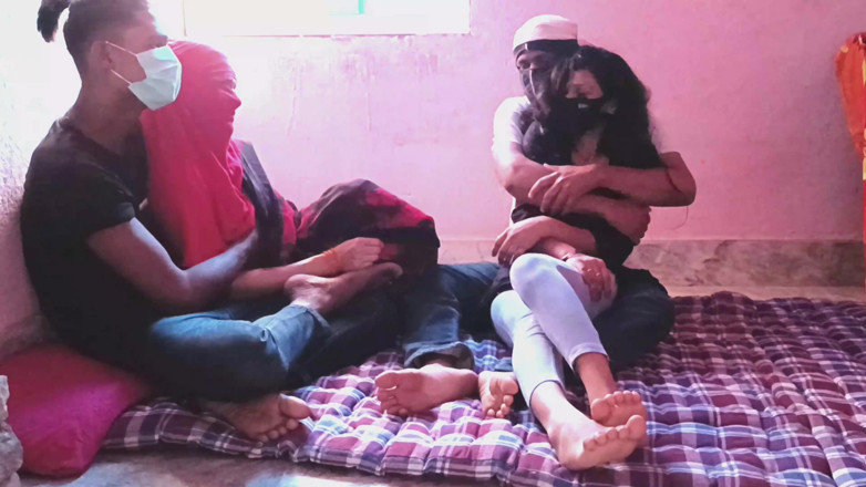 HousewifeGeeta: Indiska swinger par byter fru med varandra desi 4some sex video
