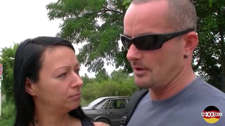 123XXX - 100% Amateurs: Awek Jerman bertatu dengan rambut gelap berkongkek berhampiran tasik