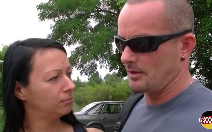 123XXX - 100% Amateurs: Wytatuowana niemiecka laska z ciemnymi włosami rucha się w pobliżu...