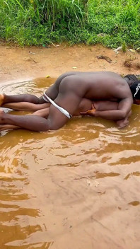 Grote stiefvader en Twink hebben plezier achter de rivieroever