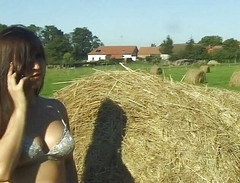 Flash Model Amateurs: Sexy brunetka s velkými prsy v erotické venkovní scéně