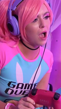 Hráčské dívky Leana Lovings a Krissy Knight ztrácejí zaměření, když se Nicky připojí