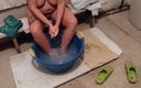 Emma Alex: Vesnická dívka umývá své tělo v povodí vody.