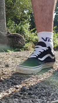 Mes Chaussures Vans Et Mes Chaussettes Blanches Sont Une Compilation De Vidéos Où Je Joue Avec.
