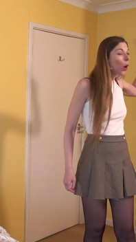 Auntjudys - uzun boylu orta yaşlı seksi ev sahibanız Alice Maze seni külotunu çalarken yakalıyor