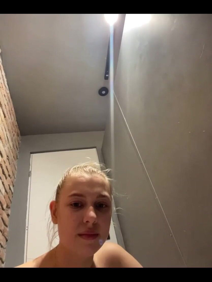 JuiceLussie: Подивіться, як тремтять мої цицьки, поки мене трахає великий член