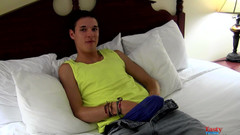 Tasty Twink: Uma carga grossa em um fio apertado