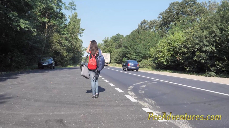 Pee Adventures: Esperando a su novio con la vejiga llena
