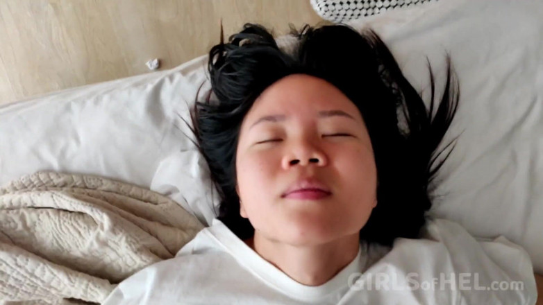 Girls of Hel: Asiatische stieftochter bekommt von ihrem stiefvater einen creampie - er benutzt...