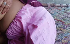 Desi Village Bhabhi wordt hard geneukt om huisbaas te plezieren voor schulden (Hindi-audio)