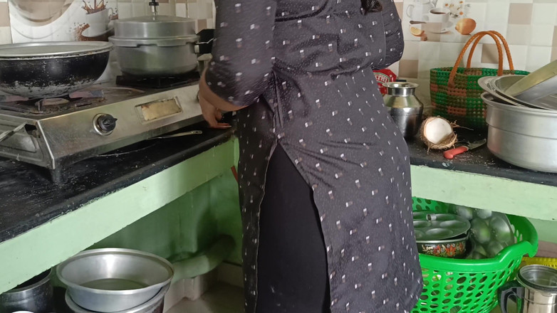 Palani69: Домогосподарка має гарячий траханий роман на кухні