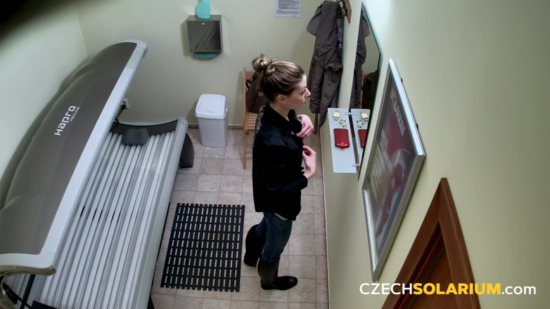 Czech Solarium: 체코 일광욕실 44: 일광욕실에서 알몸으로 과시하는 날씬한 젊은 여성